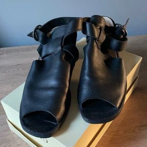 Steve Madden Black leather Sandals 10B